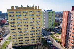 una vista aérea de un edificio amarillo en una ciudad en Apartamenty Zabrze, en Zabrze