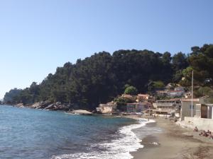 una spiaggia con un gruppo di persone sulla riva di Studio du Pouverel a La Garde