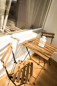 a wooden bench sitting in front of a window at Pensión Plaza in Palas de Rei