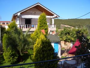 Bazén v ubytování Aspri Villa nebo v jeho okolí