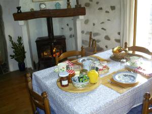 VaumeilhにあるMaison Aux Lavandes B&Bの青いテーブルクロスと食べ物
