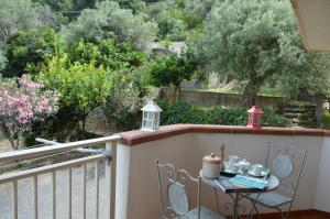 - un balcon avec une table et des tasses dans l'établissement La Casa di Giulia, à Forza dʼAgro