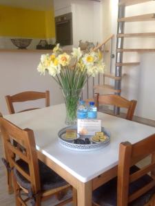 une table avec un vase de fleurs sur elle dans l'établissement Au Coeur d'Amiens, à Amiens