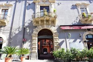 カターニアにあるpalazzo Clarenza di San Domenicoのバルコニー付きの建物への入り口