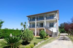 a large white building with stairs and trees at Casa Mariano in Revolta