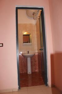y baño con lavabo y espejo. en Haka Guesthouse, en Golem