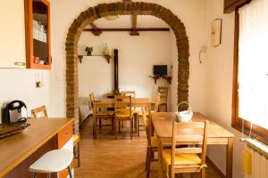 una cucina e una sala da pranzo con tavolo e sedie di Locazione Turistica Girasole a Porto Tolle
