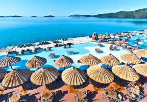 an aerial view of a pool with umbrellas at Apartment Branko Brodarica in Brodarica