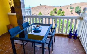 una mesa y sillas en un balcón con vistas en Apartment Higuerón, en Fuengirola