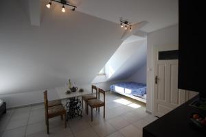 a room with a table and chairs and a bed at Mylin in Chrzypsko Wielkie