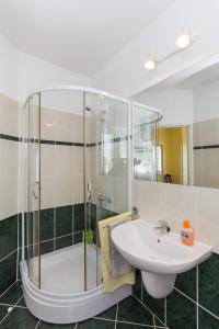 een badkamer met een wastafel en een douche bij Apartment Milic in Dubrovnik +35 foto's