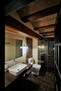 Vonios kambarys apgyvendinimo įstaigoje La Casa Grande de Albarracín