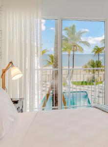 Plunge Beach Resort في فورت لاودردال: غرفة نوم مع سرير وإطلالة على المحيط