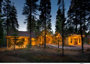 une maison dans les bois la nuit dans l'établissement Granlibakken Tahoe, à Tahoe City