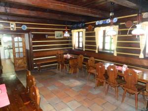 Hospoda na Peciにあるレストランまたは飲食店