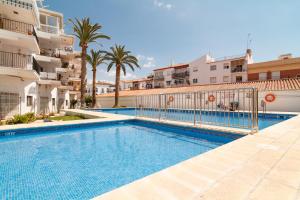 ein Pool vor einigen Apartmentgebäuden in der Unterkunft Coronado 116 Apartments Casasol in Nerja