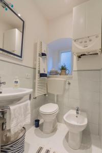 Baño blanco con aseo y lavamanos en Appartamento Buranco, en Monterosso al Mare