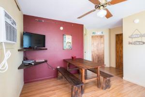 TV a/nebo společenská místnost v ubytování River Bluff Cabins