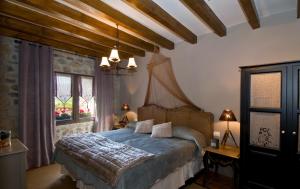 um quarto com uma cama e uma janela em Casa Tia Upe em San Román de Cameros