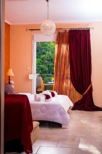1 dormitorio con 2 camas y ventana en Villa Irida, en Potos