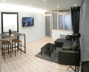 sala de estar con sofá y mesa en Beautiful Apartment in Menton French Riviera, en Menton