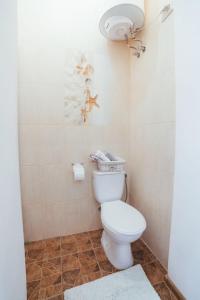 リヴィウにあるStudio Apartment Cuteのバスルーム(白いトイレ付)が備わります。