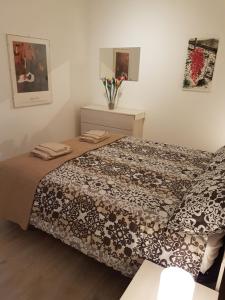 سرير أو أسرّة في غرفة في ALFA uno
