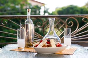 una mesa con un tazón de comida y una botella de vino en Villa Irida, en Potos
