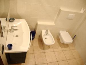 A bathroom at Agriturismo con cucina Il Favaio