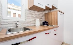 Kuchyň nebo kuchyňský kout v ubytování Apartments Mira + 31 fotografií
