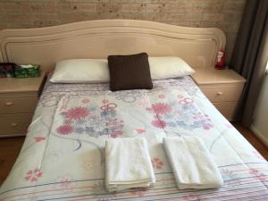 um quarto com uma cama com duas toalhas em Palms Oasis Motel em Coopernook