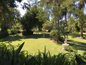 un jardín con una fuente en medio de un parque en Palms Oasis Motel, en Coopernook
