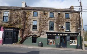 um edifício antigo na esquina de uma rua em The Rooms at Bardons em Kilcullen