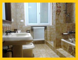 y baño con lavabo, aseo y bañera. en Residence Rotonda, en Savignano sul Rubicone