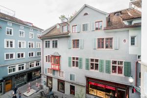 un gruppo di edifici con persiane verdi su una strada di Zürich Niederdorf - Grossmünster a Zurigo