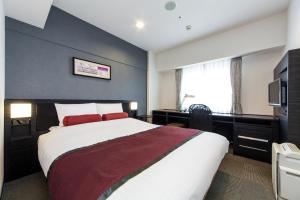 a hotel room with a large bed and a window at MYSTAYS Shin Urayasu Conference Center in Urayasu
