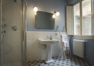 a bathroom with a sink and a shower at Le camere di Sementis in Pietrasanta