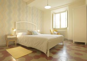 ピエトラサンタにあるLe camere di Sementisのベッドルーム(白いベッド1台、窓付)