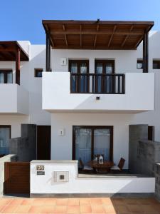 eine Darstellung eines Hauses mit Balkon in der Unterkunft Residencial Noray Duplex 26 in Puerto Calero