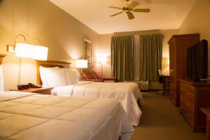 Кровать или кровати в номере Brawley Inn
