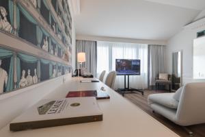 TV a/nebo společenská místnost v ubytování Grand Hotel Palace