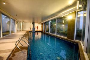 a swimming pool in the middle of a building at Vista Meseta Coraceros in Viña del Mar +37 photos