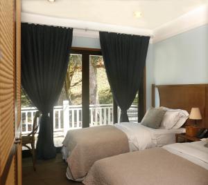 Un pat sau paturi într-o cameră la Shell Villa apartel resort