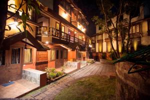 een lege binnenplaats van een gebouw 's nachts bij Kaular Atithis Grand Kokan Resort in Ganpatipule