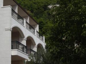 un edificio blanco con balcones en un lateral en Villa Petra, en Brela