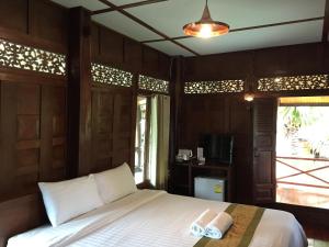 a bedroom with a bed with two towels on it at Baan Thai House in Phra Nakhon Si Ayutthaya