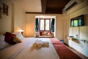 Kaular Atithis Grand Kokan Resort客房内的一张或多张床位