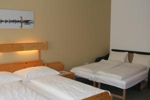 Postel nebo postele na pokoji v ubytování Pension & Weingut Storchenblick