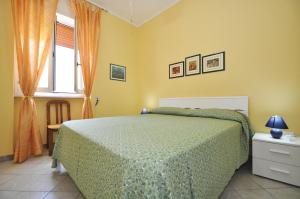 - une chambre avec un lit vert et une fenêtre dans l'établissement Dea Minerva Apartment by Salento Affitti, à Torre San Giovanni