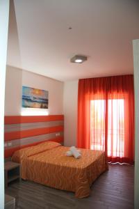Postel nebo postele na pokoji v ubytování ChrisMare Hotel